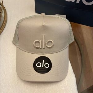 ALO Yoga Beige Mesh Trucker Hat. UNISEX
